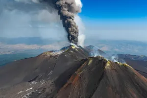 Gunung Etna Meletus, Ruang ...