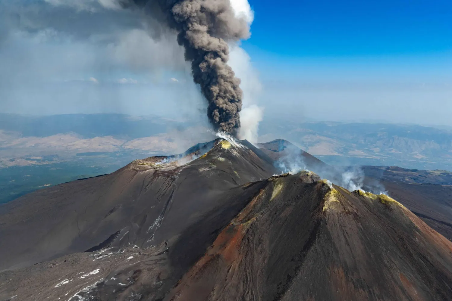 Gunung Etna Meletus, Ruang Udara Sisilia Ditutup Akibat H...