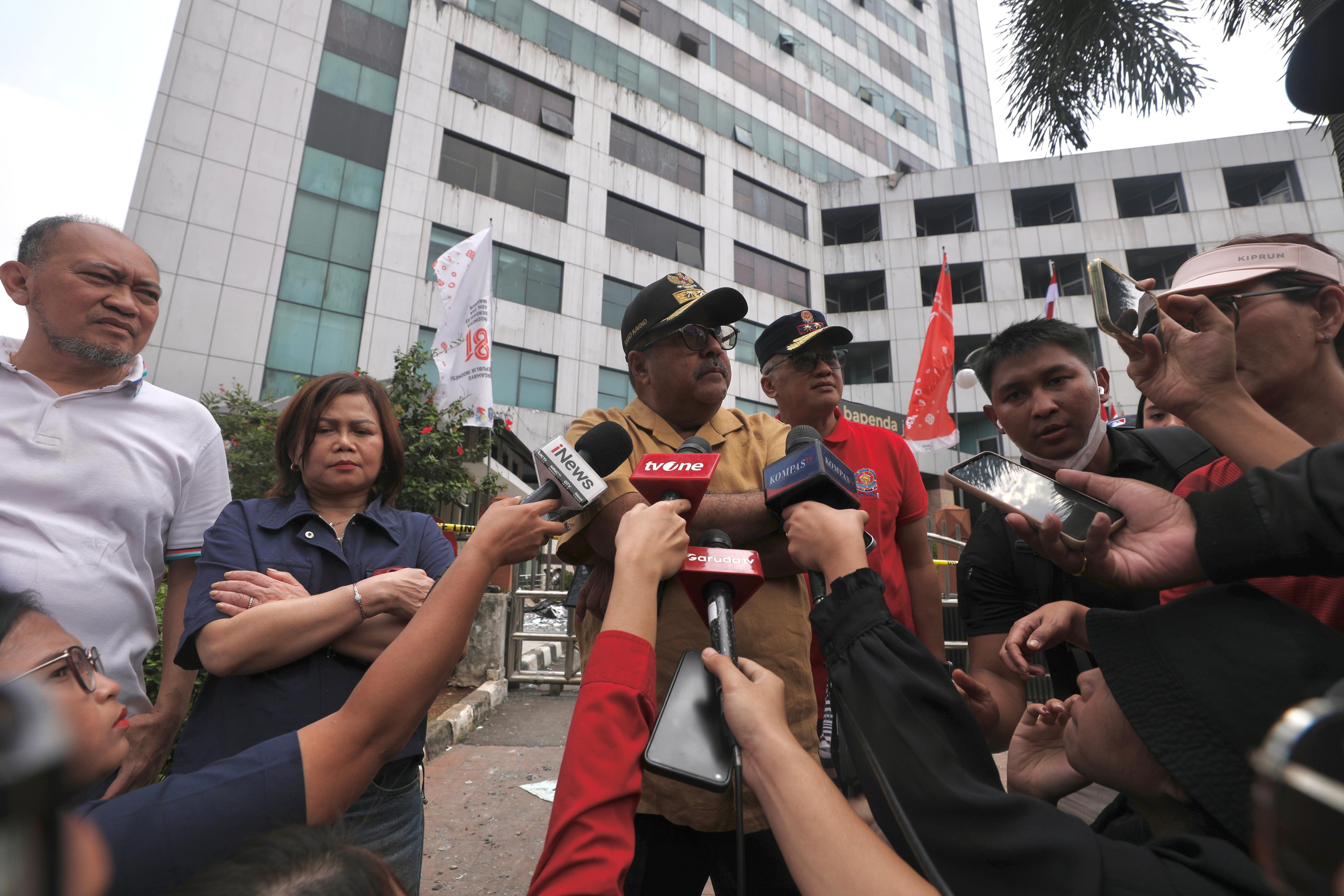 Tinjau Kebakaran Gedung Bapenda, Wagub Rano Karno Terapka...