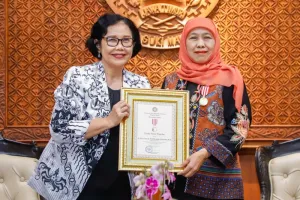 Gubernur Jatim Raih Penghargaan Dwija Praja Nugraha dari PB PGRI