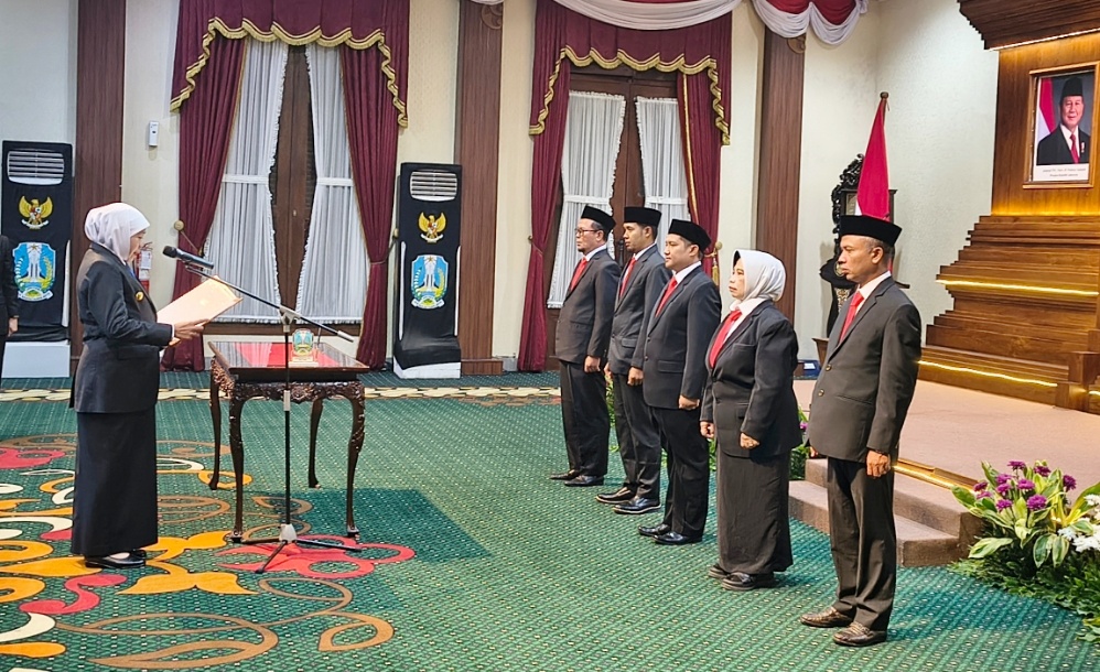 Khofifah Lantik Pimpinan BAZNAS Jatim 2026–2031, Ini Ag...