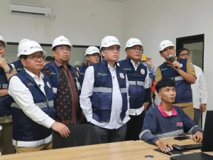 Menaker Yassierli: Pekerja Informal Sektor Persampahan Dapat Diskon Iuran JKK-JKM 50 Persen.