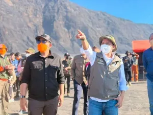 Menhut Pantau Langsung Pemadaman Karhutla di Gunung Bromo