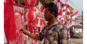 Rangkasbitung Memerah, Penjual Bendera Musiman Menjamur ke Jalan, Omzetnya Fantastis!