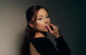 Album Baru Ariana Grande "Petal" Duduki Puncak Billboard 200