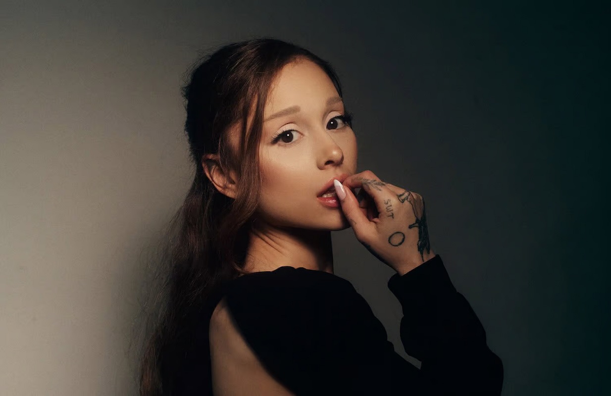 Album Baru Ariana Grande "Petal" Duduki Puncak Billboard 200