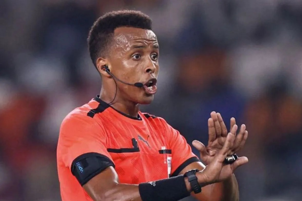 Cetak Sejarah, Wasit Asal Somalia yang Ditolak Masuk AS A...
