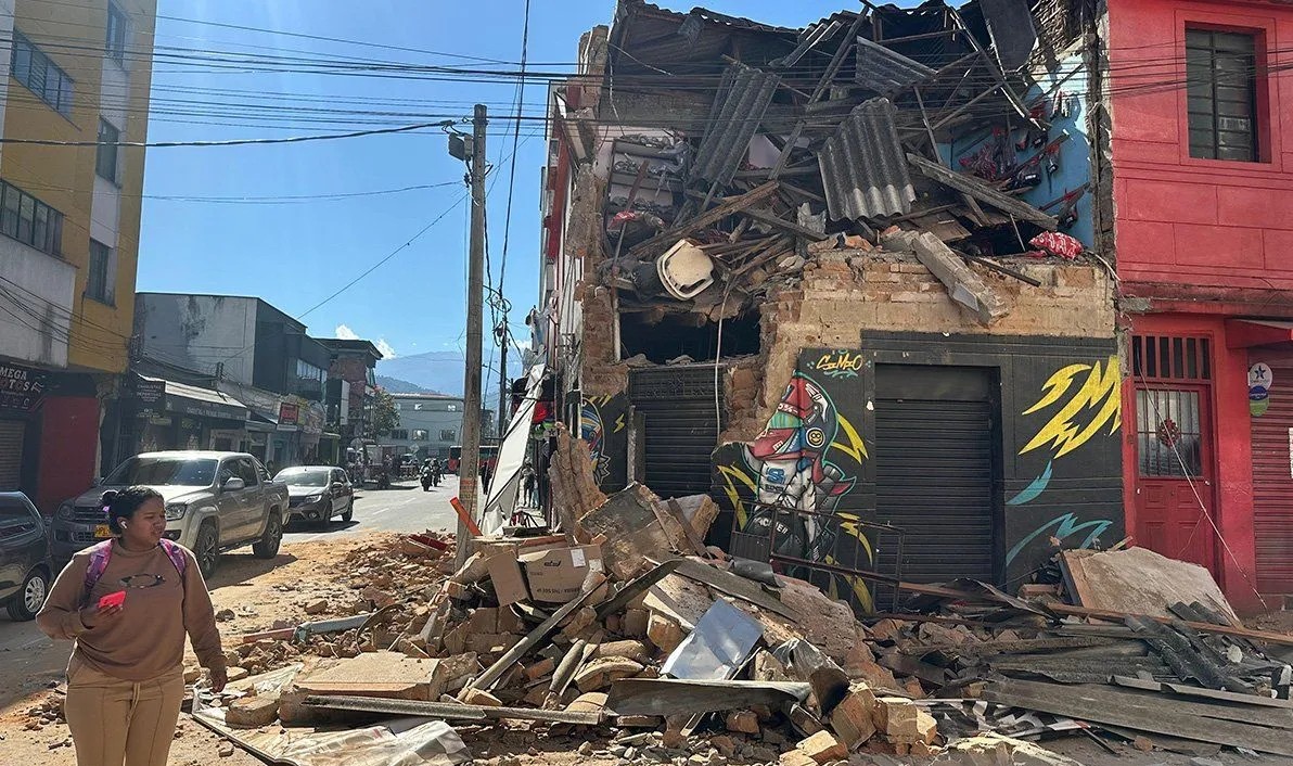 Korban Terus Berjatuhan, Gempa Keras Kolombia Tewaskan Se...