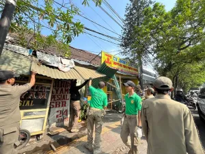 Pemkot Bandung Tertibkan Puluhan Bangunan Liar di Jalan Ibrahim Adjie  