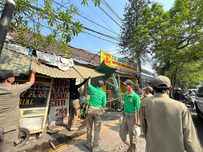Pemkot Bandung Tertibkan Puluhan Bangunan Liar di Jalan I...