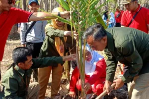 Perkuat Kolaborasi Jaga Kelestarian Lingkungan, Ratusan Siswa Ini Terjun Langsung Lakukan Aksi Rehabilitasi Hutan