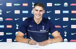 Perkuat Lini Pertahanan, Tottenham Hotspur Perpanjang Kontrak Bek Asal Belanda Micky van de Ven