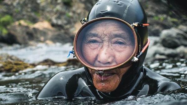 Inilah 'Wanita Laut', Penyelam Berusia 80 Tahun Tanpa Tab...