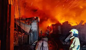 Pabrik Bingkai di Jaktim Terbakar, Warga Dengar Ledakan Keras dan Kepulan Asap 