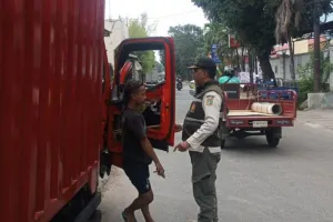 Petugas Gabungan Menindak Truk yang Parkir Liar di Cengkareng