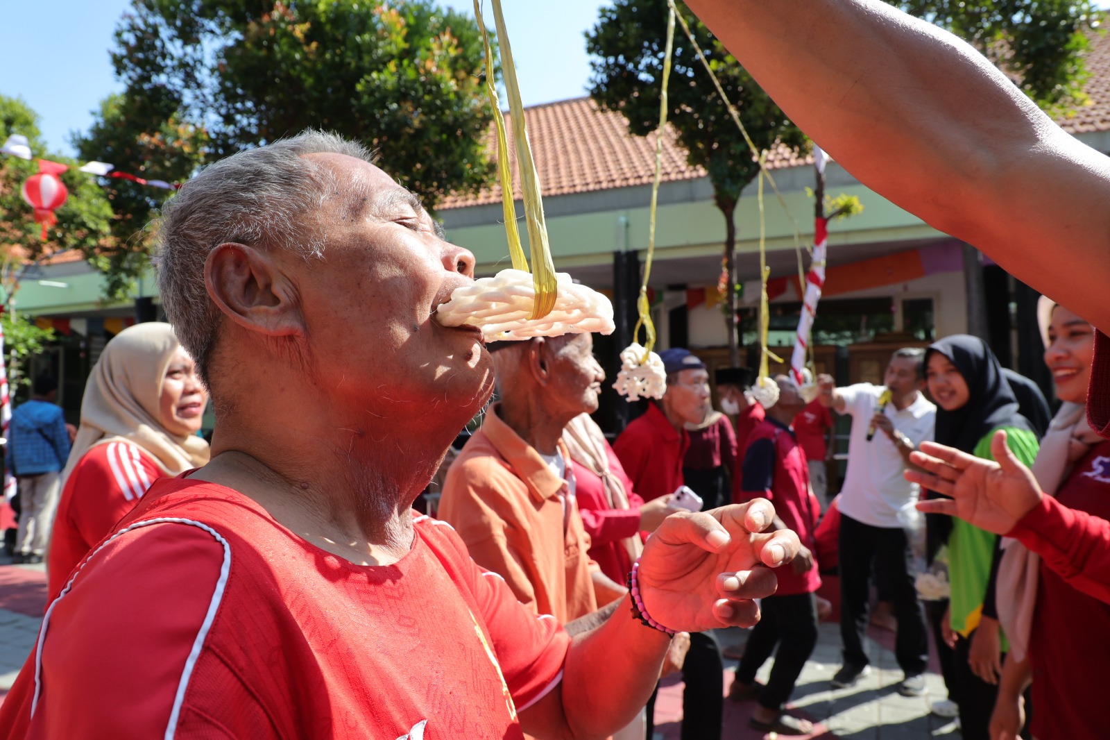 Tak Lagi Muda, Lansia Panti Wreda di Surabaya Tetap Antusias Ikuti Lomba Agustusan