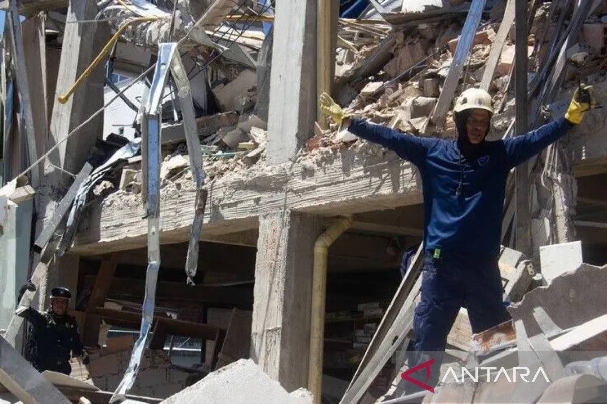 Terjebak Reruntuhan 30 Jam, Tim Penyelamat Berhasil Evakuasi Wanita Korban Gempa Kolombia 