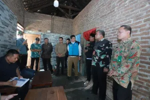 Nenek Sumarni Berusia 93 Tahun Dapat Rumah Layak Huni dari Pemprov Jatim.