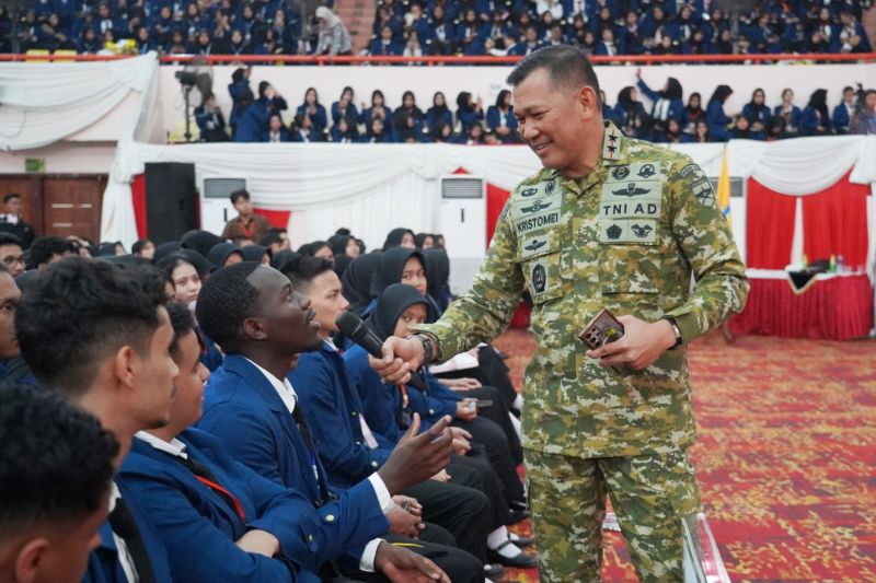 Pangdam XXI/Radin Inten Ingatkan Mahasiswa Baru Unila Was...