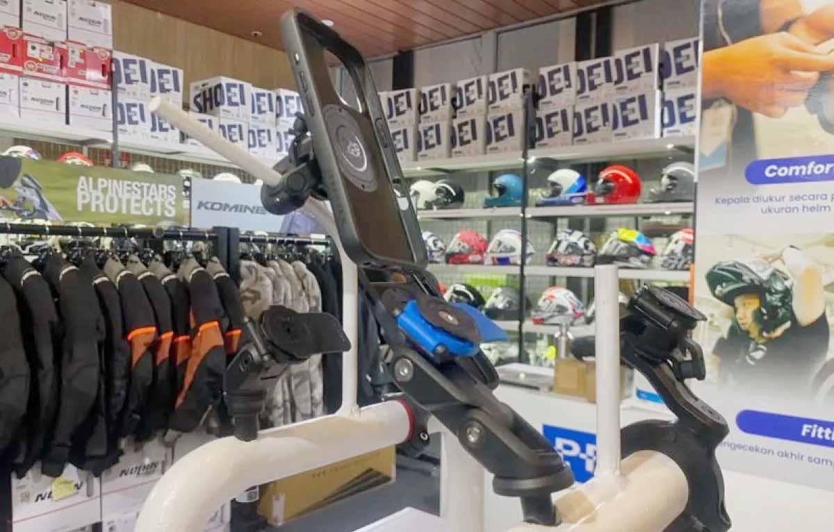 Phone "Holder" Jadi Kebutuhan Penting bagi Pengendara Motor 