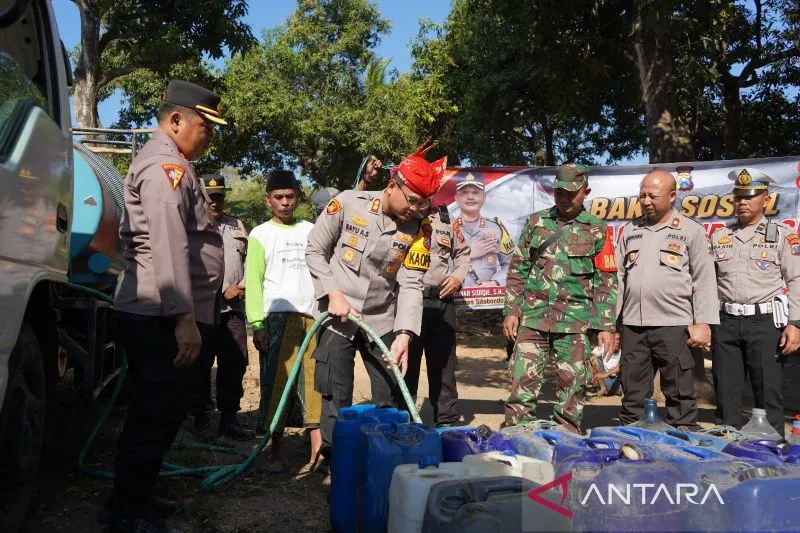 Polres Situbondo Distribusikan Air Bersih ke Desa Kekuran...