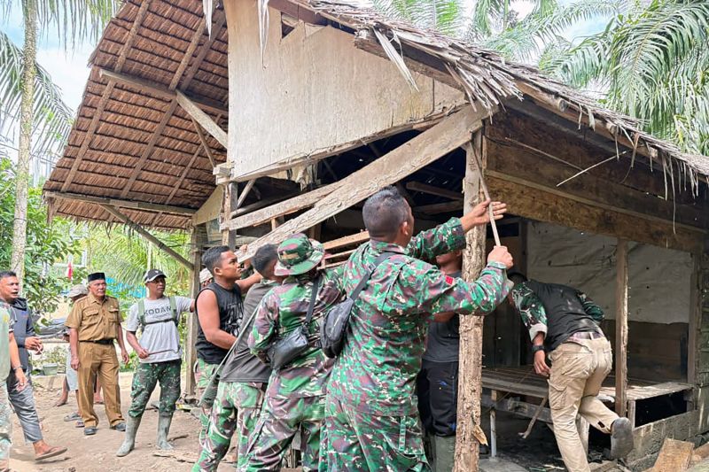 TNI AD Bangun Rumah Layak Huni untuk Guru Mengaji di Pedalaman Aceh Utara.