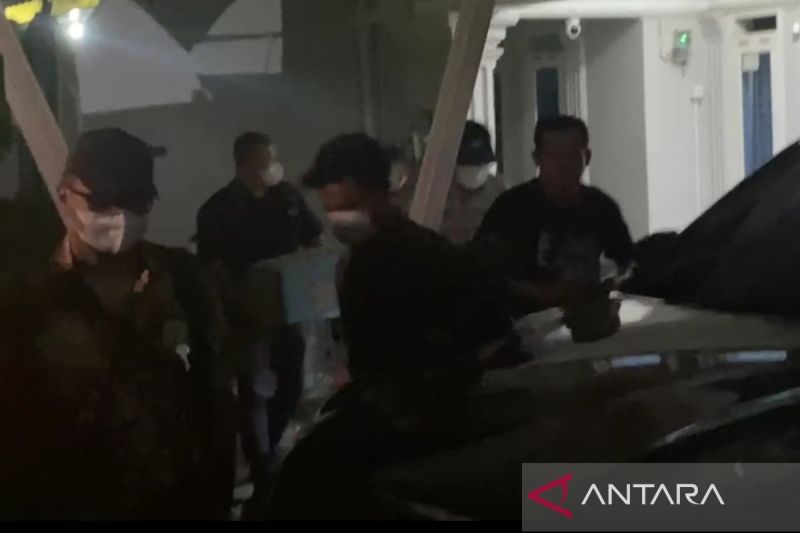 Bikin Penasaran Apa Isinya! KPK Bawa Dua Koper dan Satu K...