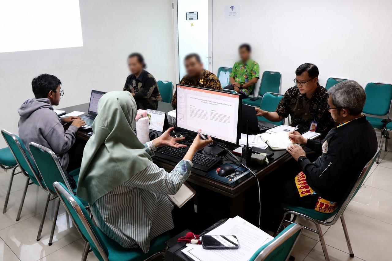 Buang Sampah ke TPS Liar Nagrak, 4 Perusahaan Dikenai San...