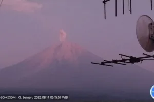 Gunung Semeru Erupsi 8 Kali Selama Enam Jam, Masyarakat Diimbau Waspada