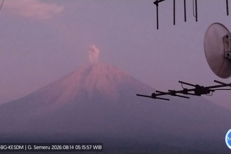 Gunung Semeru Erupsi 8 Kali Selama Enam Jam, Masyarakat D...