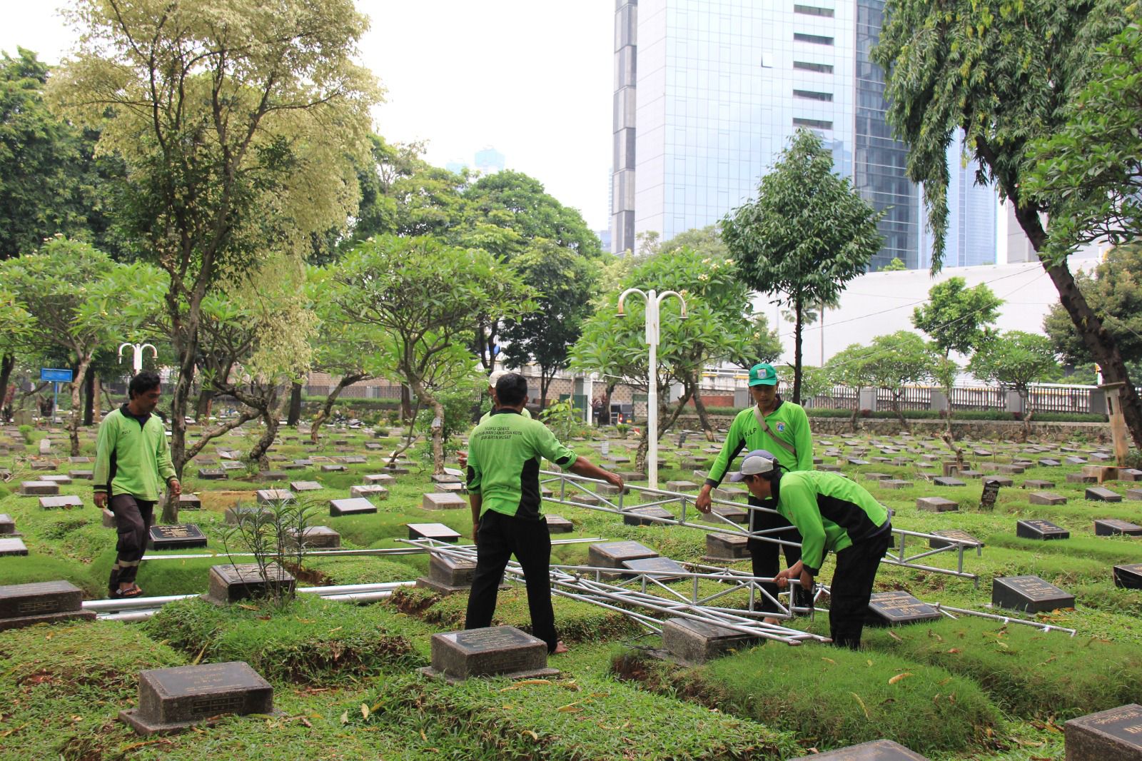 Lahan Makam di DKI Kritis! Pemprov Buka Layanan Antar Jen...