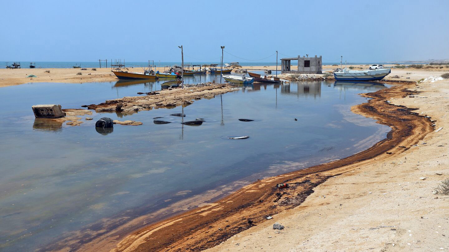Pantai Oman Tercemar Tumpahan Minyak Gara-Gara Kapal Tank...