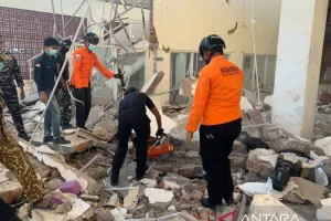 Detik-Detik Basarnas Evakuasi Tiga Korban dari Reruntuhan Bangunan Gempa NTT