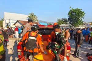 Gempa M7,7 Guncang NTT, Kodam IX/Udayana Bantu Evakuasi Warga Terdampak.