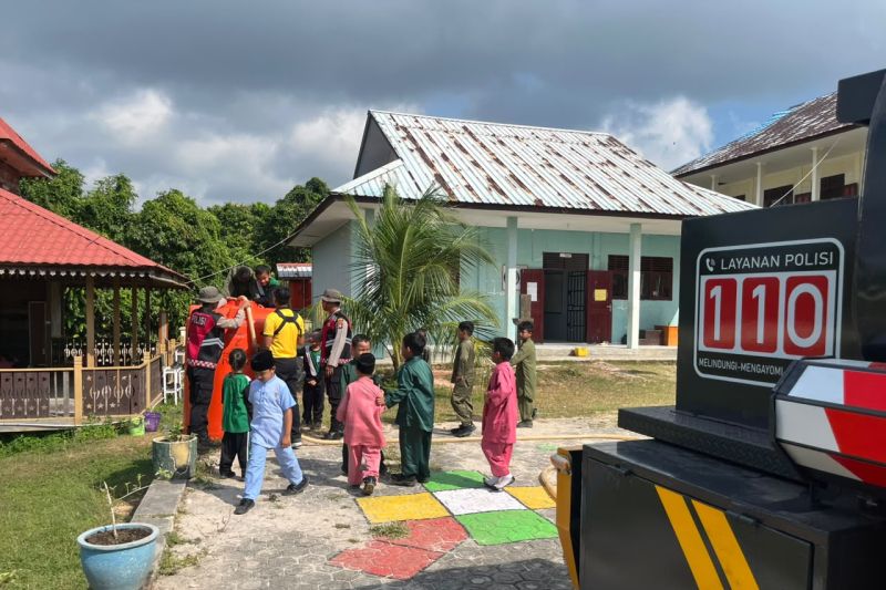 Kekeringan Melanda Natuna, Polres Salurkan 8.000 Liter Ai...