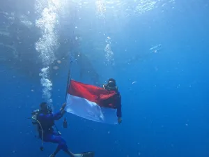 Keren, Upacara Merah Putih di Bawah Laut Teluk Cendrawasih Bersama Hiu Paus