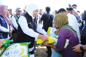 Khofifah: Pasar Murah Jadi Strategi Jaga Inflasi dan Dekatkan Pangan ke Masyarakat.