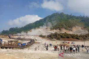 Libur Panjang HUT Ke-81 RI, Wisatawan Padati Kawah Sikidang Dieng 
