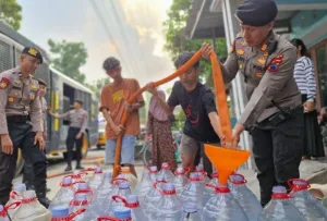 Memanfaatkan Mobil Water Canon untuk Menyalurkan Air Bersih untuk Warga yang Terdampak kekeringan