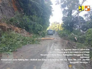 PU Kerahkan Alat Berat, Pastikan Akses Jalan NTT Tetap Terbuka Pasca Gempa 7,7 Magnitudo