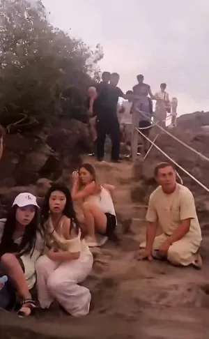 Puluhan Wisatawan Asing di Pulau Padar Viewpoint Terekam Panik saat Gempa NTT Mengguncang 