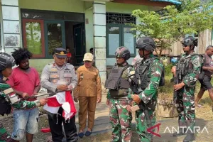 Semarak HUT RI! Satgas Yonif 511/DY Bagikan Bendera Merah Putih kepada Warga Papua