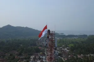 Sikap Siap Hormat! Prajurit Marinir Kibarkan Merah Putih di Puncak Menara Telkomsel 74 Meter.