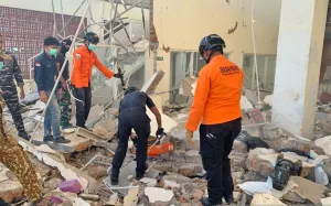 Tim SAR Evakuasi Tiga Korban Reruntuhan Bangunan Akibat Gempa NTT