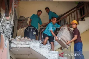 Wisatawan Jangan Panik, Pem...