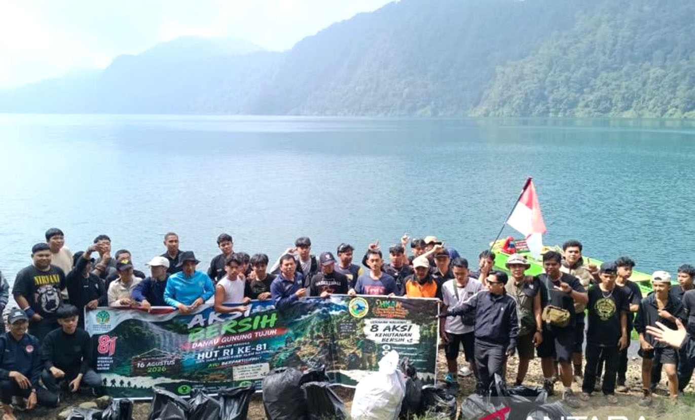 Aksi Bersih di Danau Gunung Tujuh Relawan Kumpulkan 169 K...