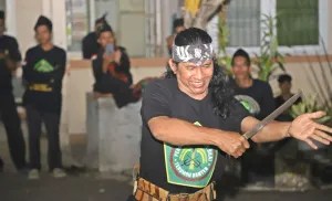 Atraksi Debus Semarakan Awal Festival Anyer-Panarukan