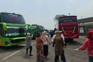 Bukan Sembarangan! Ibu-Ibu di Terminal Kalideres Kompak Tarik Bus 20 Ton Rayakan HUT RI