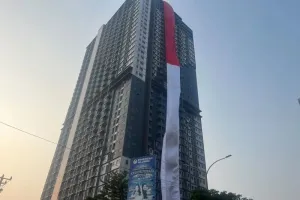 MURI Catat Rekor Dunia! Merah Putih Membentang 120 Meter dari Apartemen di Depok