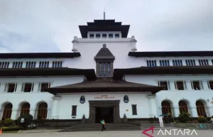 Penutupan Jalan Protokol di Bandung untuk Rute Kirab HUT ke-81 RI